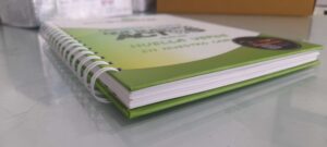 Cuaderno corporativo personalizado con logo de empresa, ideal para regalos y uso empresarial en Bogotá.